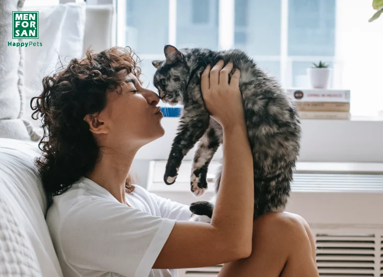 mujer besando a gato mascota